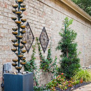 Geometrischer, Mittelgroßer Eklektischer Garten neben dem Haus mit direkter Sonneneinstrahlung, Natursteinplatten und Wasserspiel in Dallas