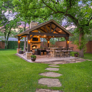 ヒューストンの中サイズのラスティックスタイルのおしゃれな裏庭のテラス (アウトドアキッチン、タイル敷き、ガゼボ・カバナ) の写真