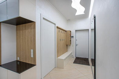 На фото: входная дверь среднего размера: освещение в современном стиле с белыми стенами, полом из керамогранита, одностворчатой входной дверью, белой входной дверью и бежевым полом с