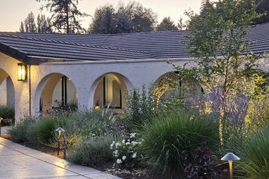 Photo of a mediterranean courtyard driveway in Seattle.
