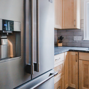 Стильный дизайн: параллельная кухня среднего размера в классическом стиле с кладовкой, раковиной в стиле кантри, фасадами в стиле шейкер, светлыми деревянными фасадами, столешницей из гранита, серым фартуком, фартуком из керамической плитки, техникой из нержавеющей стали, островом и зеленой столешницей - последний тренд