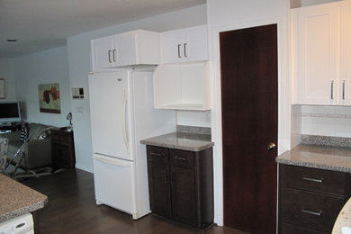 Example of a mid-sized trendy u-shaped eat-in kitchen design in Charlotte