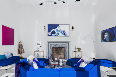Geräumiges, Offenes Klassisches Wohnzimmer mit weißer Wandfarbe, Marmorboden, Kaminumrandung aus Stein und freigelegten Dachbalken in Los Angeles