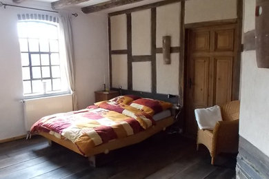 This is an example of a traditional bedroom in Cologne.