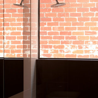 Kleines Modernes Badezimmer mit Waschtischkonsole, Quarzwerkstein-Waschtisch, offener Dusche, weißen Fliesen, weißer Wandfarbe und Schieferboden in Melbourne