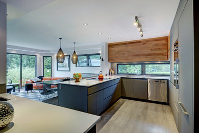 Trendy kitchen photo in Montreal