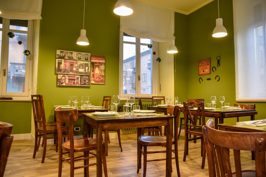Relooking di ristorante rustico-chic verde oliva
