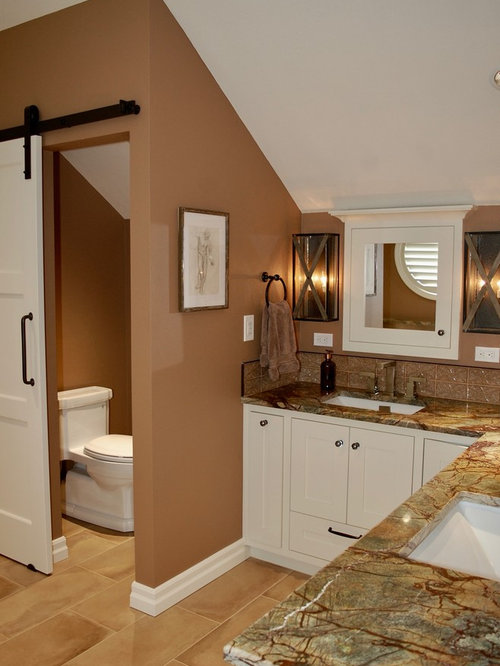 Badezimmer mit Onyx-Waschbecken/Waschtisch und Schrankfronten im Shaker