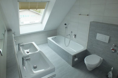 Großes Modernes Badezimmer in Sonstige