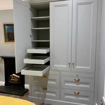Bedroom Built-in Wardrobe and Chest Of Drawers.