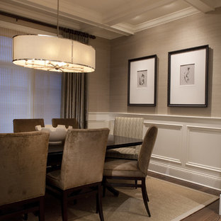 シカゴのトラディショナルスタイルのおしゃれなダイニング (ベージュの壁、濃色無垢フローリング、茶色い床) の写真