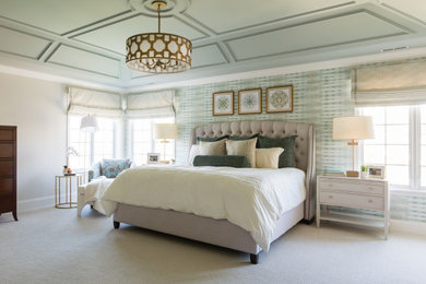 シカゴにある中くらいなトランジショナルスタイルのおしゃれな主寝室 (緑の壁、カーペット敷き、白い床、折り上げ天井、壁紙) のレイアウト