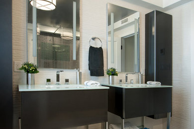Minimalist bathroom photo in New York