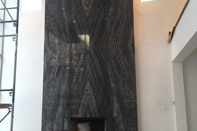 トロントにある広いコンテンポラリースタイルのおしゃれなLDK (標準型暖炉、石材の暖炉まわり) の写真