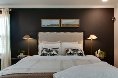 ナッシュビルにある中くらいなミッドセンチュリースタイルのおしゃれな主寝室 (黒い壁、カーペット敷き、ベージュの床、折り上げ天井) のレイアウト