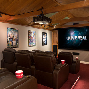 Idées déco pour une grande salle de cinéma méditerranéenne fermée avec un mur beige, moquette, un sol rouge et un écran de projection.