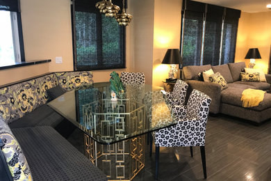 Example of a dining room design in San Diego