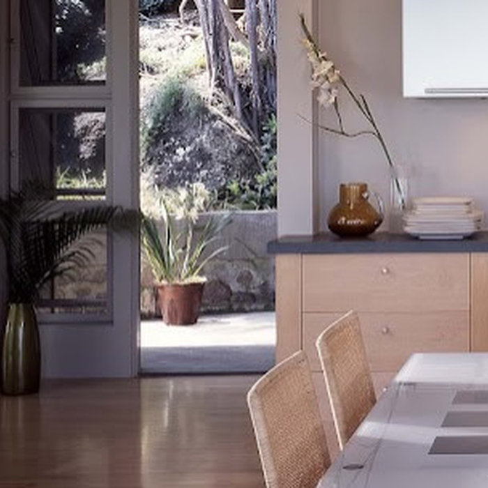 Modern Tropical Dining with access to garden