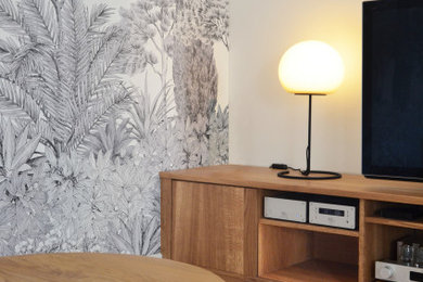 Idée de décoration pour une grande salle de séjour vintage ouverte avec un mur vert et un sol marron.