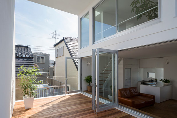 Модернизм Терраса by 山本卓郎建築設計事務所　TAKURO YAMAMOTO ARCHITECTS