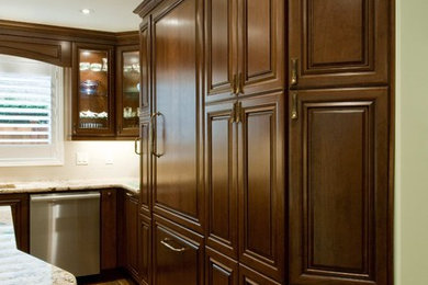 Kitchen - traditional kitchen idea in Toronto
