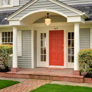 Idee per un grande ingresso o corridoio chic con una porta rossa