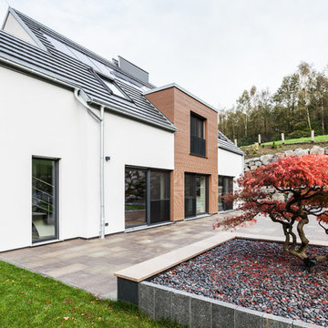 Moderne Fassade mit angelegtem Garten