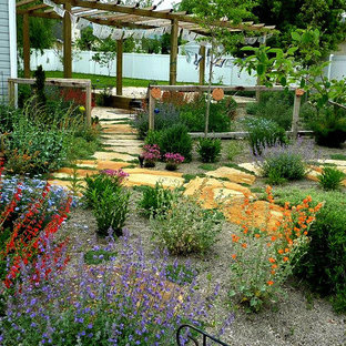 Mittelgroßer Stilmix Vorgarten im Frühling mit Gartenweg, direkter Sonneneinstrahlung und Natursteinplatten in Salt Lake City