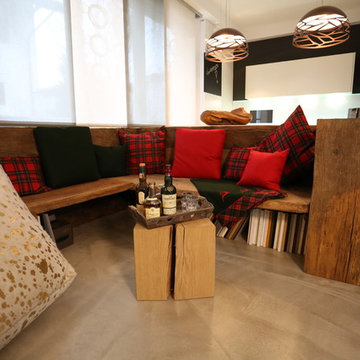 Altholzecke mit moderner grifflosen Lackküche