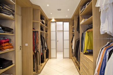Inspiration for a traditional storage and wardrobe in Lyon.