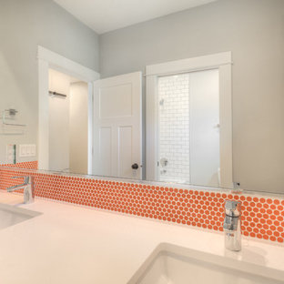 75+ Bäder mit orangefarbenen Fliesen und Mosaik-Bodenfliesen Ideen