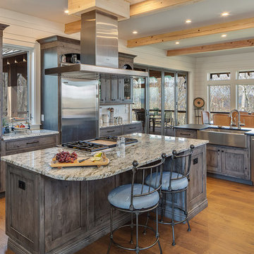 Azul Celeste granite island with Absolut Black leathered perimeter