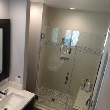 Glass shower with accent band