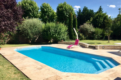 Idée de décoration pour une piscine méditerranéenne.