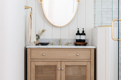 Ejemplo de cuarto de baño único y de pie clásico renovado de tamaño medio con puertas de armario de madera clara, ducha esquinera, sanitario de dos piezas, baldosas y/o azulejos blancos, baldosas y/o azulejos de terracota, paredes blancas, suelo de ladrillo, encimera de mármol, suelo rojo, ducha con puerta con bisagras, encimeras grises y machihembrado