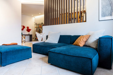 Esempio di un soggiorno contemporaneo di medie dimensioni e aperto con pareti grigie, pavimento con piastrelle in ceramica, TV autoportante, pavimento beige e con abbinamento di mobili antichi e moderni