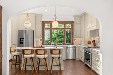 Example of a transitional kitchen design in Chicago
