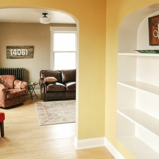 Idéer för mellanstora vintage hallar, med gula väggar, ljust trägolv och gult golv