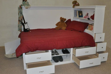 На фото: спальня среднего размера в современном стиле с