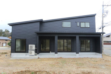 Пример оригинального дизайна: двухэтажный, синий дом в стиле модернизм