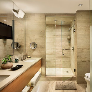 Esempio di una stanza da bagno padronale moderna di medie dimensioni con ante lisce, ante in legno chiaro, doccia alcova, WC monopezzo, piastrelle beige, pavimento in travertino, lavabo sottopiano, top in quarzite e lastra di pietra