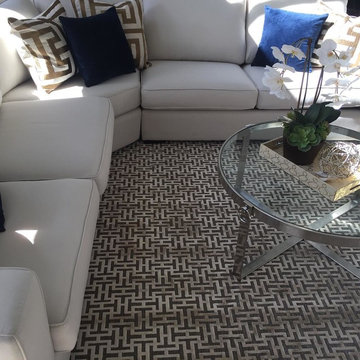 Faux Silk High/Low Pile Area Rug in Transitional Living Room