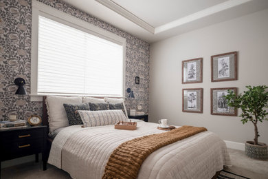 Bedroom - mid-sized mid-century modern guest carpeted and wallpaper bedroom idea in Seattle with gray walls