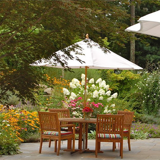 Stilmix Garten im Sommer, hinter dem Haus in New York