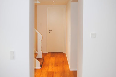 This is an example of a contemporary hallway in Dortmund.