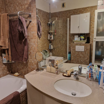Réorganisation d'une salle de bain claire et pratique