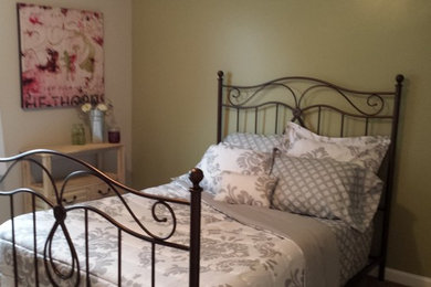 Example of a cottage chic home design design in Cleveland