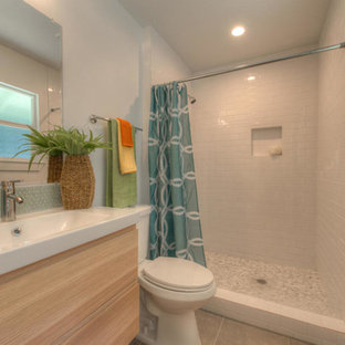 Immagine di una piccola stanza da bagno con doccia minimalista