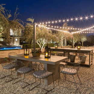 サンフランシスコの巨大なカントリー風おしゃれな裏庭のテラス (砂利舗装、日よけなし) の写真