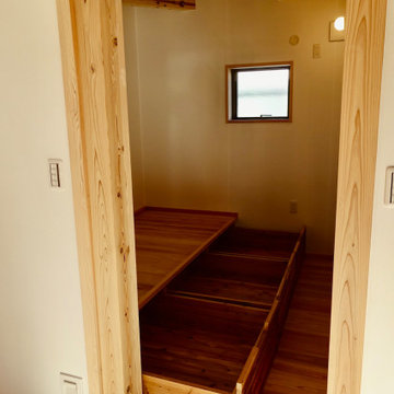 2階 子世帯 寝室の小上がり＋収納